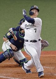 　日本シリーズ第５戦でサヨナラ２ランを放つ吉田正＝１０月２７日、京セラドーム
