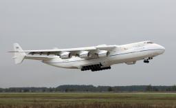 　２００８年、ウクライナ・キーウで開催された航空イベントで飛行するアントノフ２２５「ムリーヤ」（タス＝共同）
