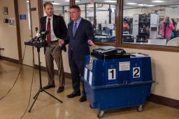 　米中間選挙でアリゾナ州マリコパ郡での集計機の不具合について説明を行う関係者＝８日、フェニックス（ゲッティ＝共同）