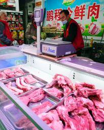 　北京市内の商店の食肉売り場＝４日（共同）