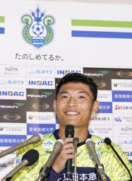 　サッカーＷ杯カタール大会の日本代表に代替招集され笑顔で記者会見する湘南の町野修斗＝９日、神奈川県平塚市内