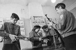 　ソ連時代の学校の初等軍事訓練でカラシニコフ自動小銃を組み立てる生徒＝１９７４年１月（タス＝共同）