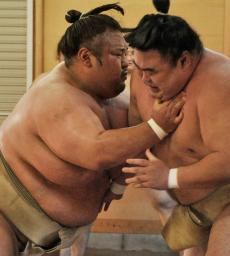 　九州場所に向けて稽古する貴景勝（左）＝福岡県篠栗町の常盤山部屋宿舎