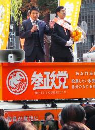 　街頭演説する参政党の神谷宗幣参院議員（左）と松田代表＝９日午後、東京・銀座