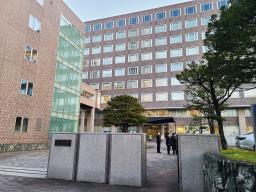 　札幌地裁が入る庁舎。北側玄関付近で男性が暴れた＝９日午後