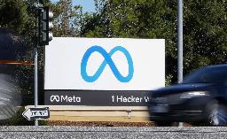　メタ本社にあるロゴ＝２０２１年１０月、米カリフォルニア州（ＡＰ＝共同）