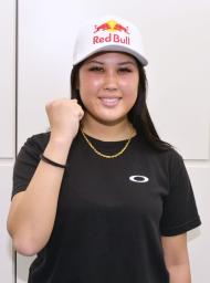 　フィンランド出発前にポーズを取る女子モーグルの川村あんり＝９日午後、羽田空港