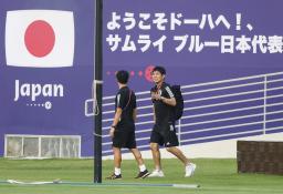 　日本代表の練習拠点を視察する森保監督（右）＝ドーハ（共同）