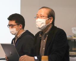 　開発した「多孔性材料」について説明する京都大の北川進特別教授（右）＝８日、京都市左京区