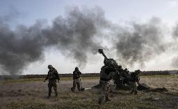 　ウクライナ軍の砲兵部隊＝５日、ウクライナ南部ヘルソン州（ゲッティ＝共同）
