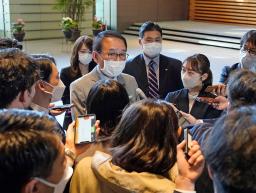 　松野官房長官との面会を終え、記者団の取材に応じる葉梨法相（中央）＝１０日午前、首相官邸