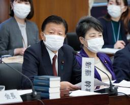　衆院憲法審査会で発言する自民党の新藤義孝氏（手前左）＝１０日午前