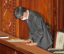 　衆院本会議で小選挙区定数「１０増１０減」を反映した公選法改正案が可決し、一礼する寺田総務相＝１０日午後