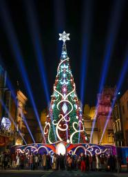 　ＵＳＪで公開された、電飾数が世界最多となる高さ３０メートル超の巨大クリスマスツリー＝１０日夕、大阪市