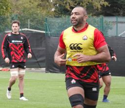 　練習するラグビー日本代表のリーチ（右）＝ロンドン郊外（共同）