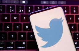 　キーボードとスマートフォン画面上のツイッターのロゴ（ロイター＝共同）