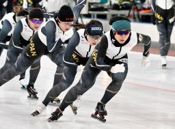 　第１戦へ向け、最終調整する女子の高木美帆（手前）＝スタバンゲル（共同）