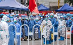 　新型コロナ対策で集中隔離施設に移される防護服姿の住民ら＝５日、中国広東省広州市（共同）
