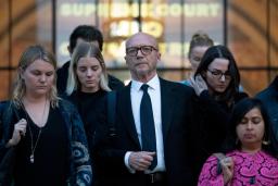 　映画監督のポール・ハギス氏（中央）＝１０日、米ニューヨーク（ＡＰ＝共同）