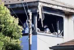 　火災があった村田兆治さん宅を調べる警視庁の捜査員ら。村田さんは意識不明の状態で運び出され、搬送先で死亡が確認された＝１１日午後１時２８分、東京都世田谷区