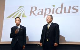 　報道陣の取材に応じる「Ｒａｐｉｄｕｓ」の小池淳義社長（左）と東哲郎会長＝１１日、東京都港区