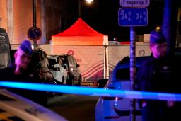 　ベルギー・ブリュッセルの事件現場近くに立つ警察官＝１０日（ＡＰ＝共同）
