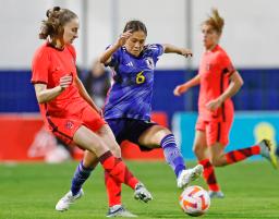 　日本―イングランド　前半、競り合う長野（６）＝ムルシア（共同）