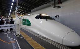 　新潟駅長の合図で発車する上越新幹線の記念列車「なつかしのあさひ号」＝１２日午前、新潟市