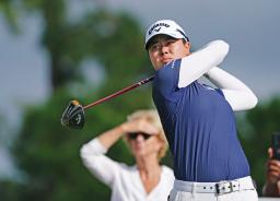 　第１ラウンド、１１番でティーショットを放つ笹生優花。２アンダーで２３位＝ペリカンＧＣ（共同）