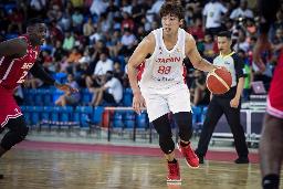 　バーレーン戦でドリブルする日本の張本（右）＝マナマ（国際バスケットボール連盟提供・共同）