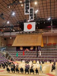　大相撲九州場所初日を翌日に控え、福岡国際センターで営まれた土俵祭り＝１２日午前、福岡市