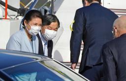 　兵庫県へ出発される天皇、皇后両陛下＝１２日午前、羽田空港