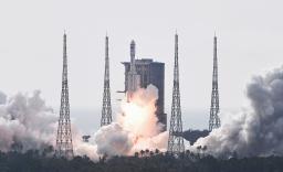 　中国海南省の発射場から、無人宇宙貨物船「天舟５号」を搭載して打ち上げられる運搬ロケット「長征７号遥６」＝１２日（新華社＝共同）