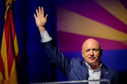 　米アリゾナ州で支持者に手を振る連邦上院選の民主党候補ケリー氏＝８日（ＡＰ＝共同）