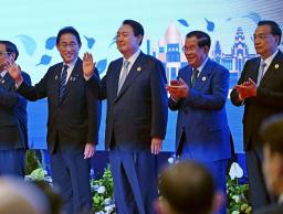 　ＡＳＥＡＮプラス３（日中韓）首脳会議の冒頭、記念撮影する（左から）岸田首相、韓国の尹錫悦大統領。右端は中国の李克強首相＝１２日、カンボジア・プノンペン（代表撮影・共同）