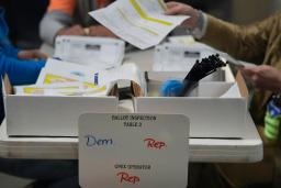 　米ネバダ州ラスベガスで進む中間選挙の開票作業＝１０日（ＡＰ＝共同）