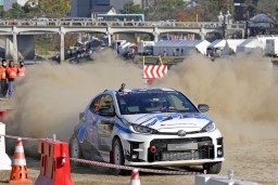 　「ラリージャパン」の会場となった愛知県岡崎市の河川敷で競技前にデモ走行するトヨタ自動車の水素エンジン車＝１２日午後