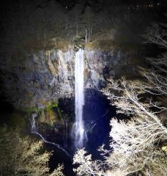 　ライトアップが始まった栃木県日光市の「華厳の滝」＝１２日午後６時３７分