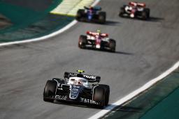 　予選を走行する角田裕毅のアルファタウリ（手前）＝１２日、サンパウロ（ゲッティ＝共同）