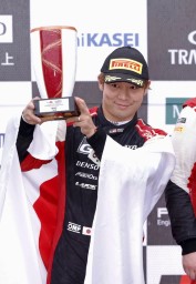 　自動車のＷＲＣラリー・ジャパンで総合３位に入り、表彰台に立つトヨタの勝田貴元＝１３日、愛知県豊田市