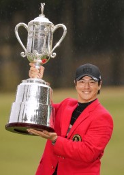 　プレーオフを制して３年ぶりとなるツアー通算１８勝目を挙げ、笑顔でトロフィーを掲げる石川遼＝太平洋クラブ御殿場
