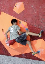 　男子決勝　ボルダリングで課題に挑む安楽宙斗。初優勝を果たした＝石鎚クライミングパークＳＡＩＪＯ