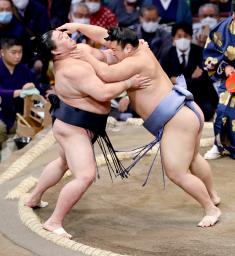 　翔猿（右）が正代を押し出しで破る＝福岡国際センター