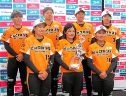 　ニトリＪＤリーグ・プレーオフで優勝し、撮影に応じるビックカメラ高崎の藤田（後列左端）、上野（同左から３人目）ら＝１３日、千葉市のＺＯＺＯマリンスタジアム