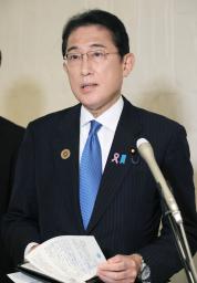 　記者団の取材に応じる岸田首相＝１３日、プノンペン（代表撮影・共同）