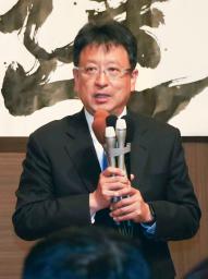 　熊本市長選で３選を果たし、支援者らにあいさつする大西一史氏＝１３日夜、熊本市