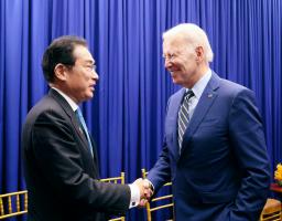 　カンボジア・プノンペンで会談に臨む岸田首相（左）とバイデン米大統領＝１３日（内閣広報室提供・共同）