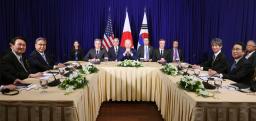 　日米韓首脳会談に臨む岸田首相（右端）、バイデン米大統領（奥中央）、尹錫悦韓国大統領（左端）＝１３日、プノンペン（代表撮影・共同）