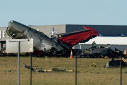 　航空ショーで空中衝突し、墜落した軍用機の残骸＝１２日、米南部テキサス州ダラス（ＡＰ＝共同）