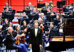　ロン・ティボー国際音楽コンクールで演奏を終え、聴衆にあいさつする亀井聖矢さん＝１３日、パリ（共同）